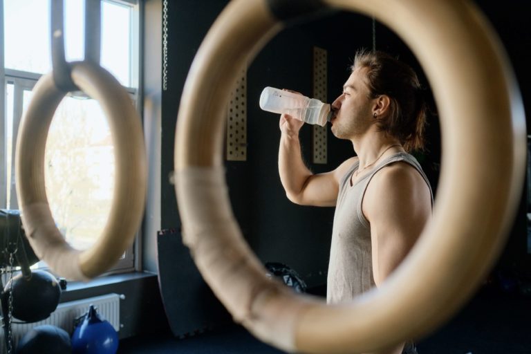 Erreur débutant crossfit - Alain buvant de l'eau