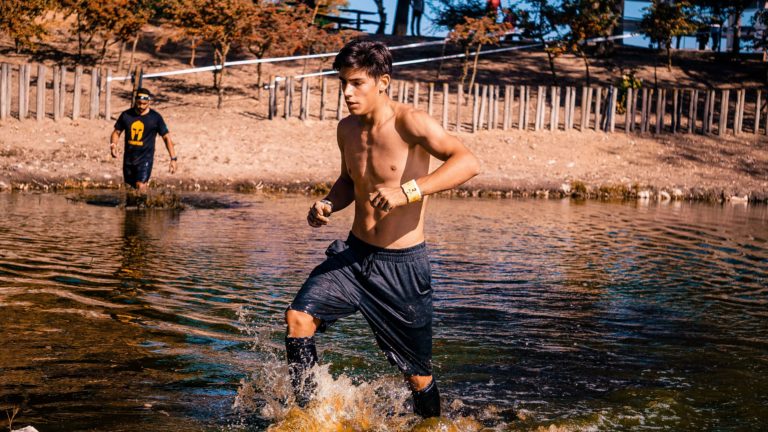 homme courant dans l'eau