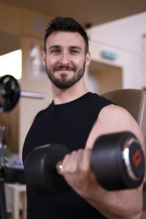 Coach circuit training - Alain soulevant une haltère de la main gauche