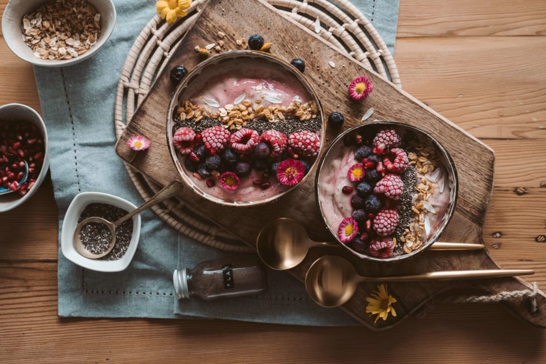 Concept circuit coaching - Smoothie bowl avec des fruits et des noix